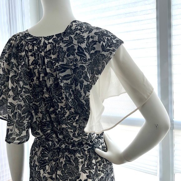 V-neck chiffon dress - Picture 2 of 16